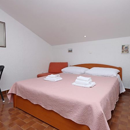 Apartments With A Parking Space Kornic, Krk - 415 المظهر الخارجي الصورة