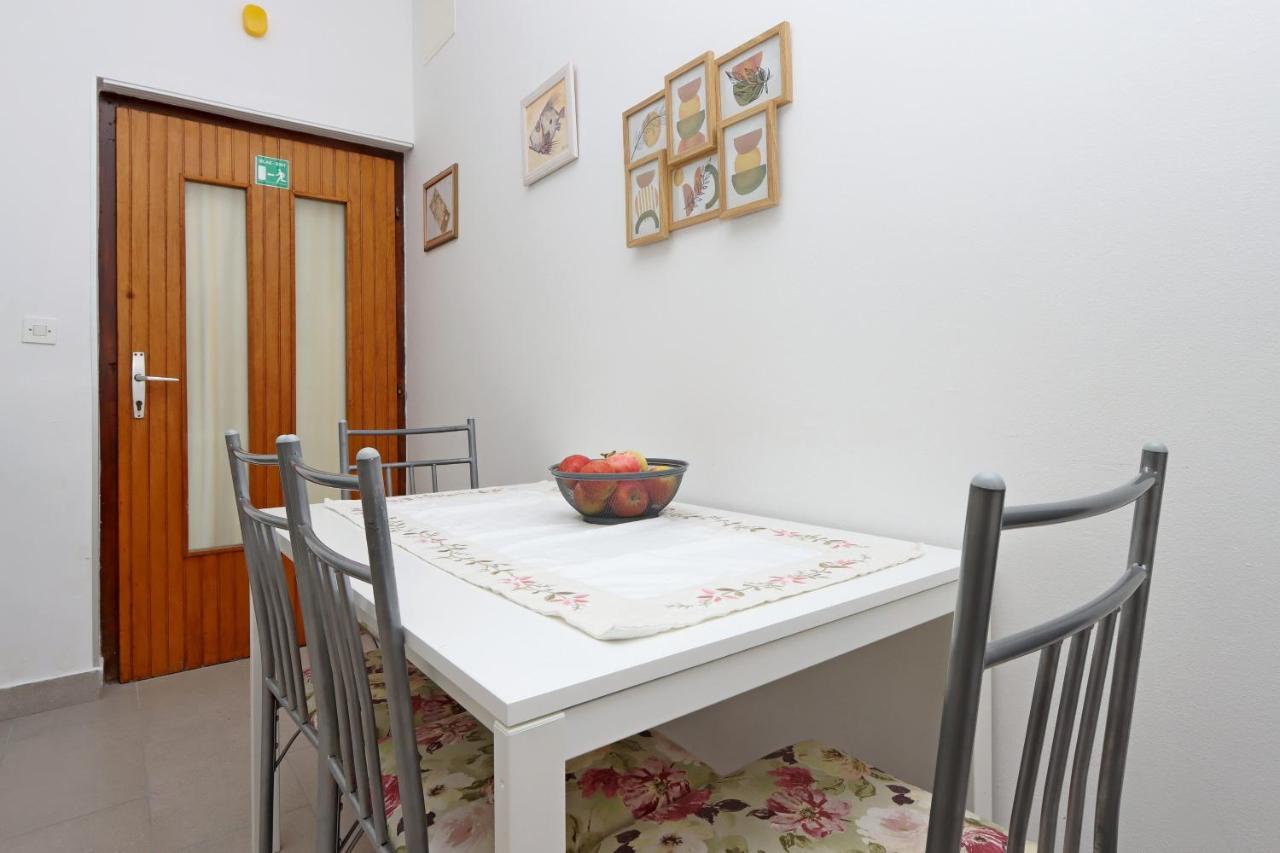 Apartments With A Parking Space Kornic, Krk - 415 المظهر الخارجي الصورة