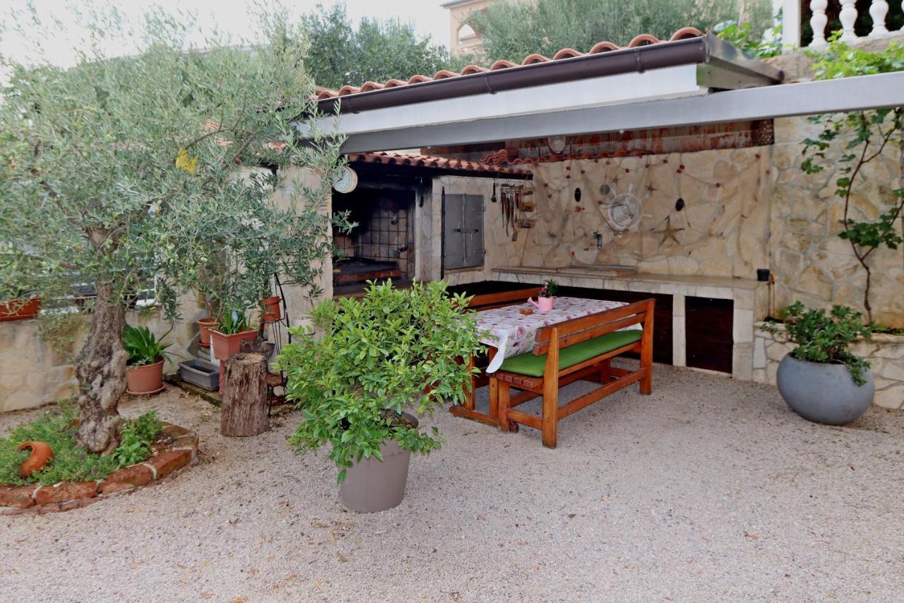 Apartments With A Parking Space Kornic, Krk - 415 المظهر الخارجي الصورة