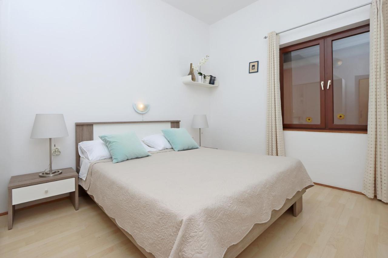 Apartments With A Parking Space Kornic, Krk - 415 المظهر الخارجي الصورة